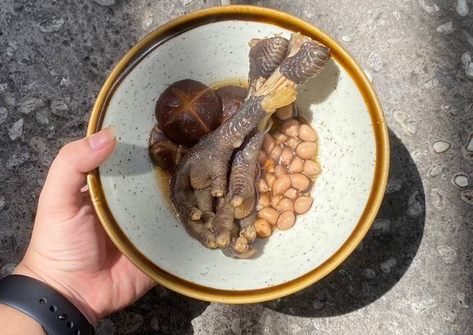 Ăn chân gà hầm lạc đúng kiểu